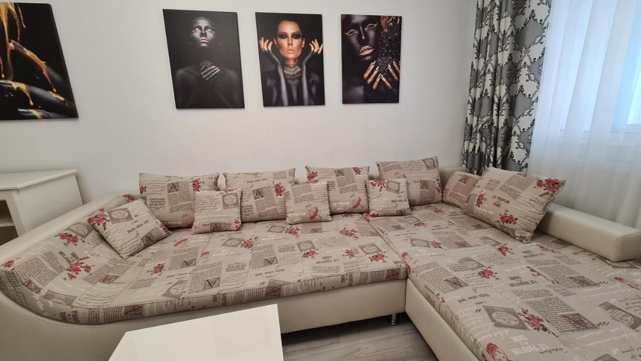 White Glamour Apartment *